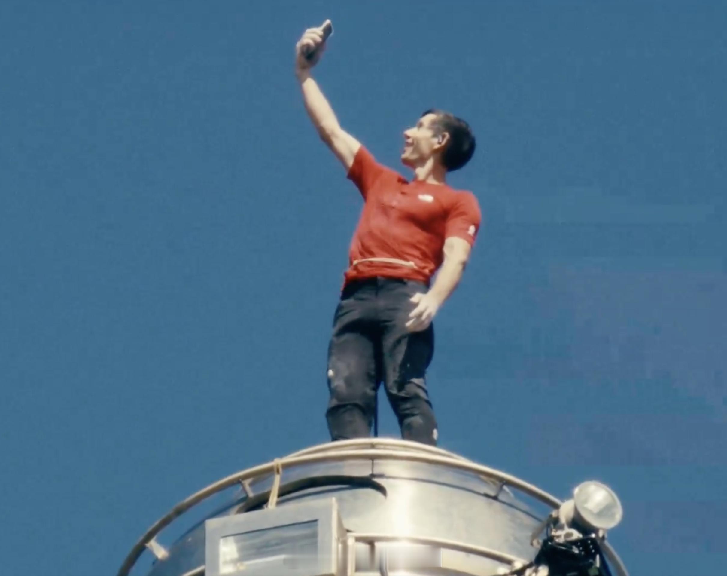 Alex在台北101上的自拍。🤳攀岩专家徒手无保护爬台北101Alex Hon