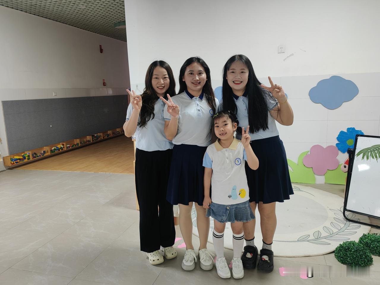 小孙女毕业前夕和三个老师的合影

时间过得真快，如白马过驹，三年很快就要过去了。