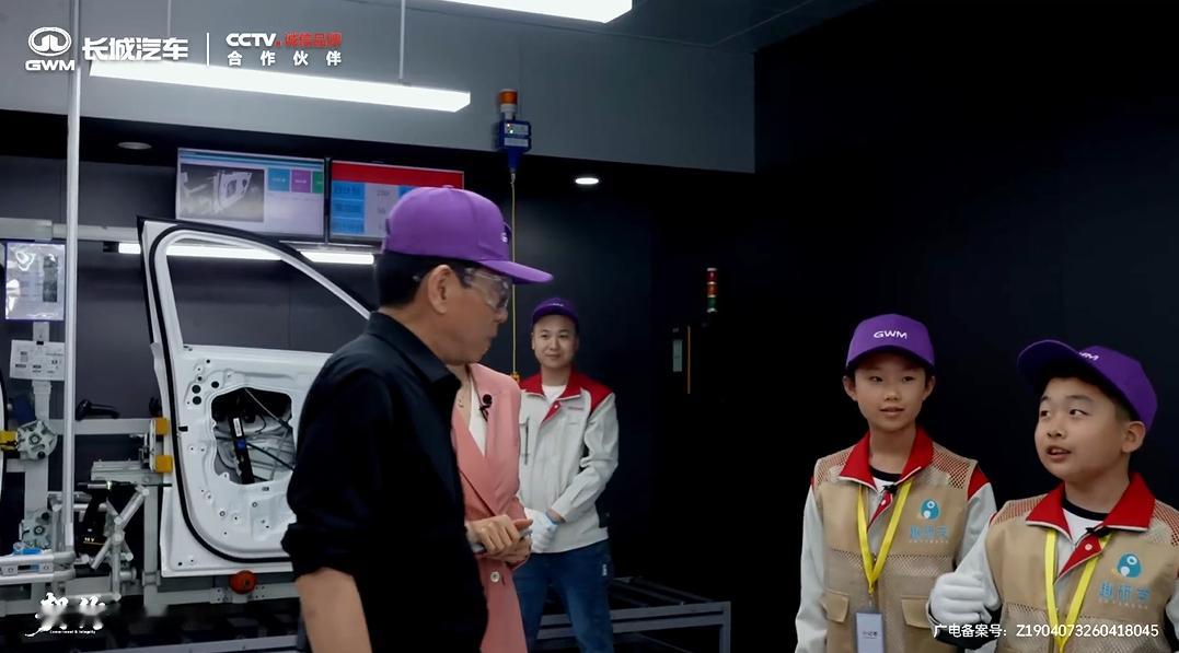 魏总在北京车展那场“契约”直播里，他没在高谈阔论销量和战略，而是跑到了教育展区，