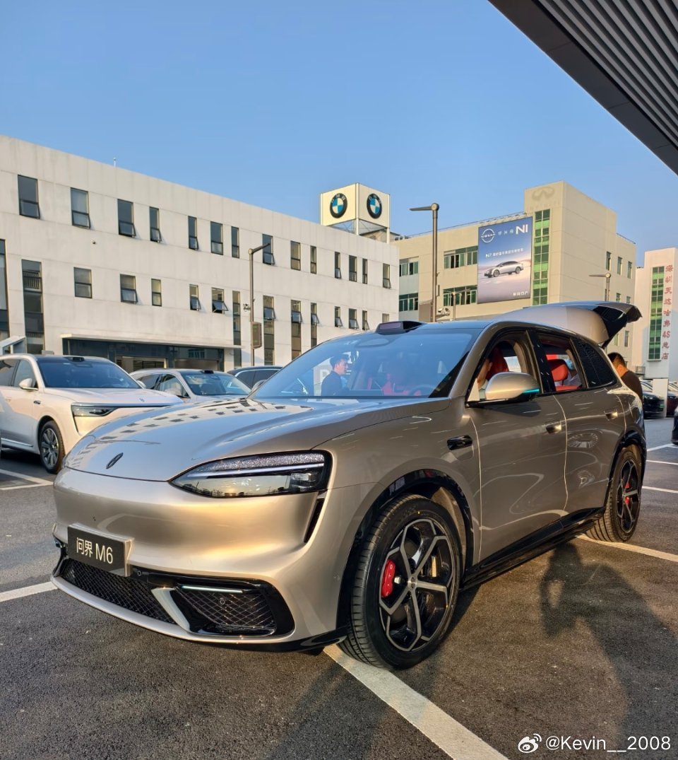 问界M6对比小米SU7感觉颜值差距挺明显 