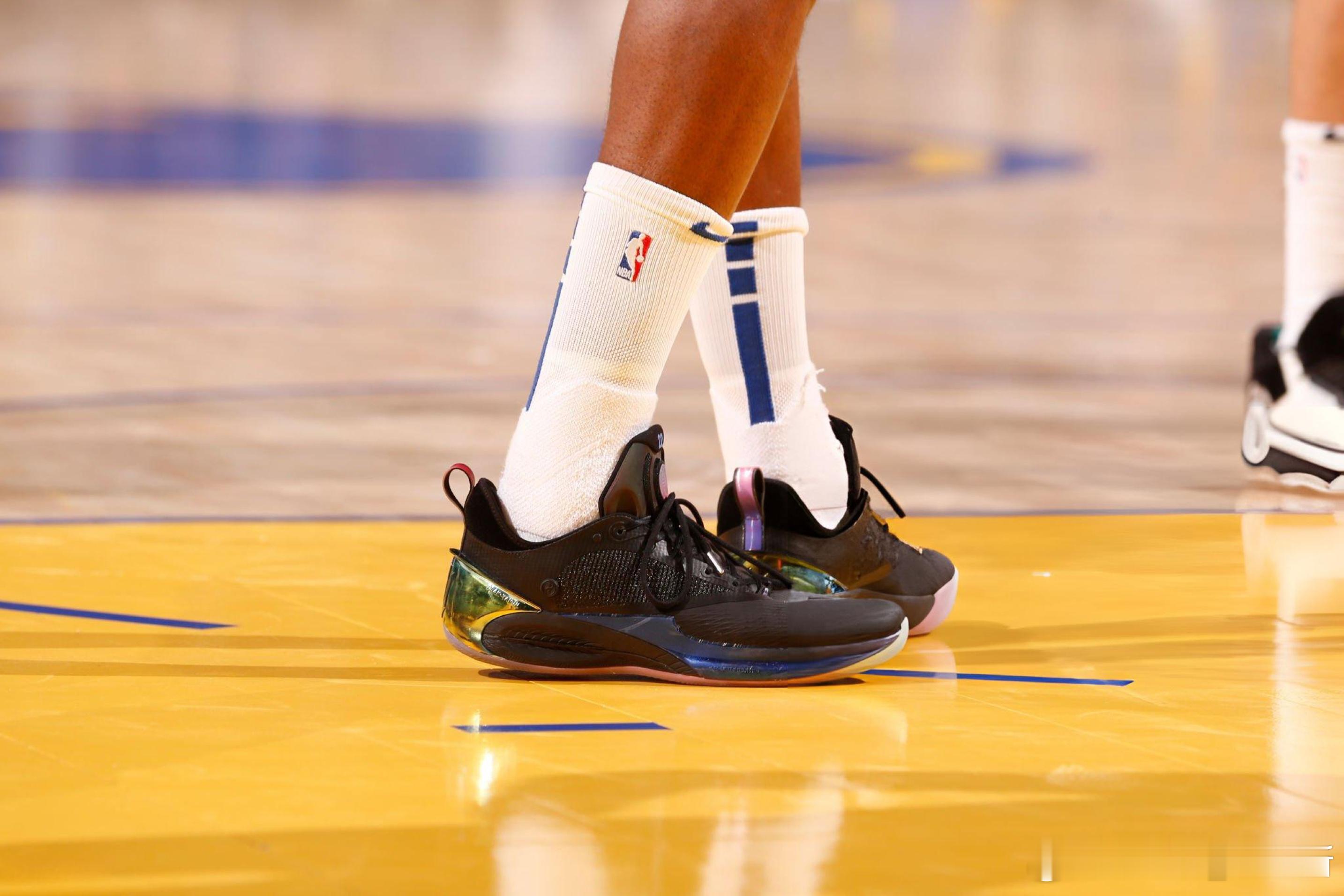 补点鞋[照相机][照相机][照相机]维金斯近期球鞋上脚照#金州勇士[超话]##安