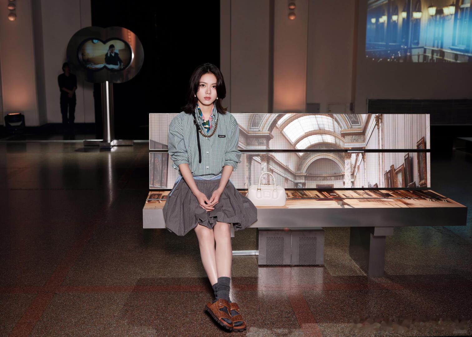 赵今麦赵今麦 zjm 赵今麦MiuMiu品牌大使其实有时候也时常会想，荧屏前闪闪