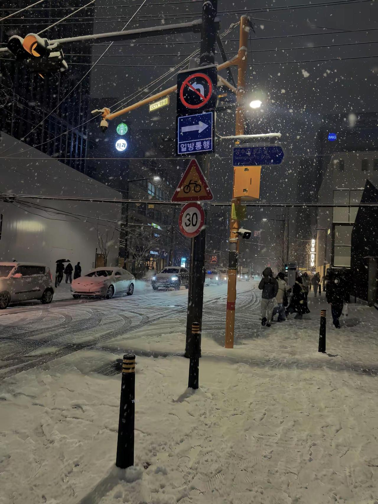 接下来就是卫衣 落叶 初雪 跨年 烟花 和有你的冬天