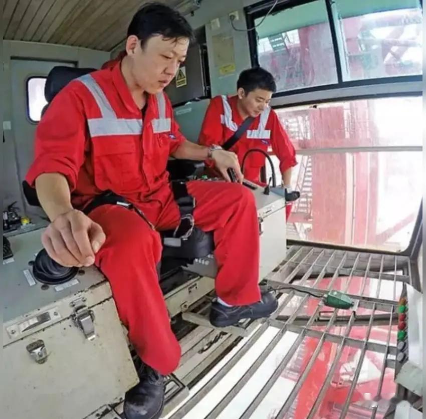 这是综艺《亲爱的客栈2026》里的名场面，徐志胜活用摩擦力与压力成正比的物理知识