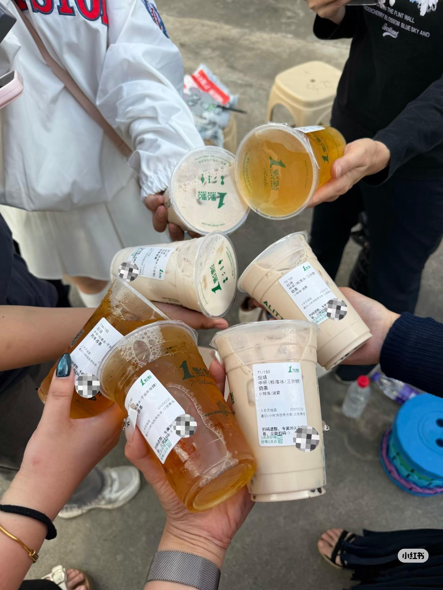 王星越又请粉丝喝奶茶了王星越又请探班的粉丝喝奶茶了，大方又暖心的小孩哥，主打一个