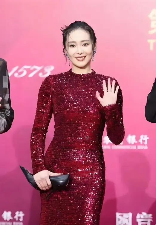 高叶拎的包真够抢眼的！配上奢侈品牌全套穿搭，原来这就是顶流时尚的震撼力！