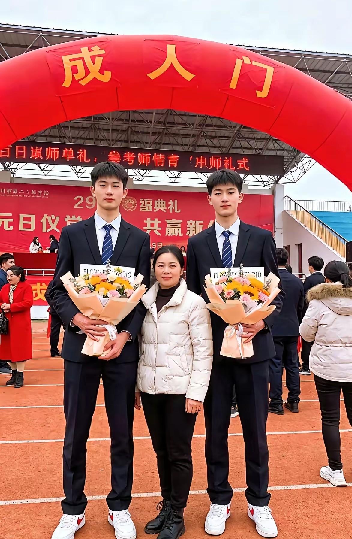 妈妈可能是上辈子拯救了银河系，才有如此好的运气，生出了两个如此优秀的儿子，高大帅