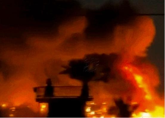 3月21号凌晨，伊拉克首都巴格达出事了，火光冲天。
 
专门给美国大使馆送物资的