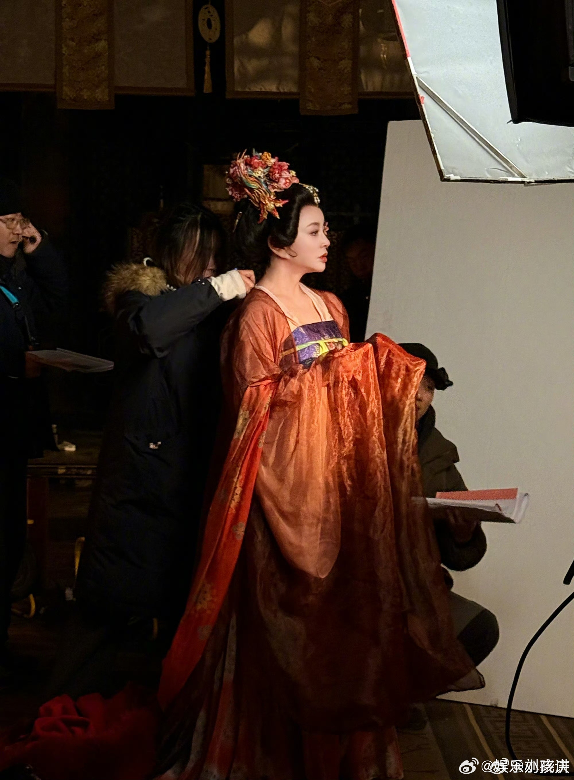 刘晓庆内娱传奇短剧赛道再封神！刘晓庆盛典金句刷屏，75岁连轴拍摄不喊累，背词敬业