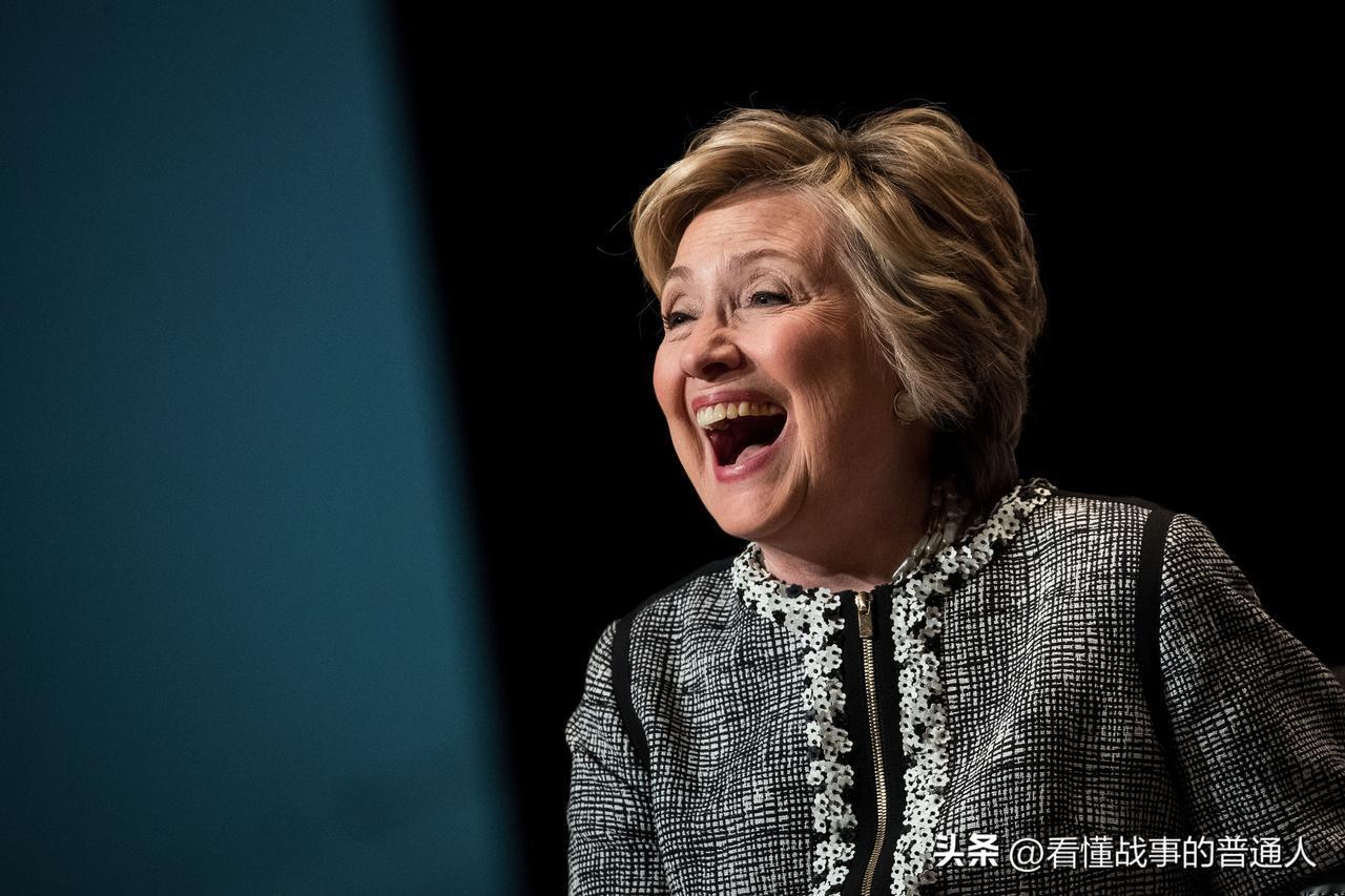 别被“逮捕令”三个字唬住了，希拉里夫妇绝对不会坐牢，但这比坐牢更狠！共和党这次启