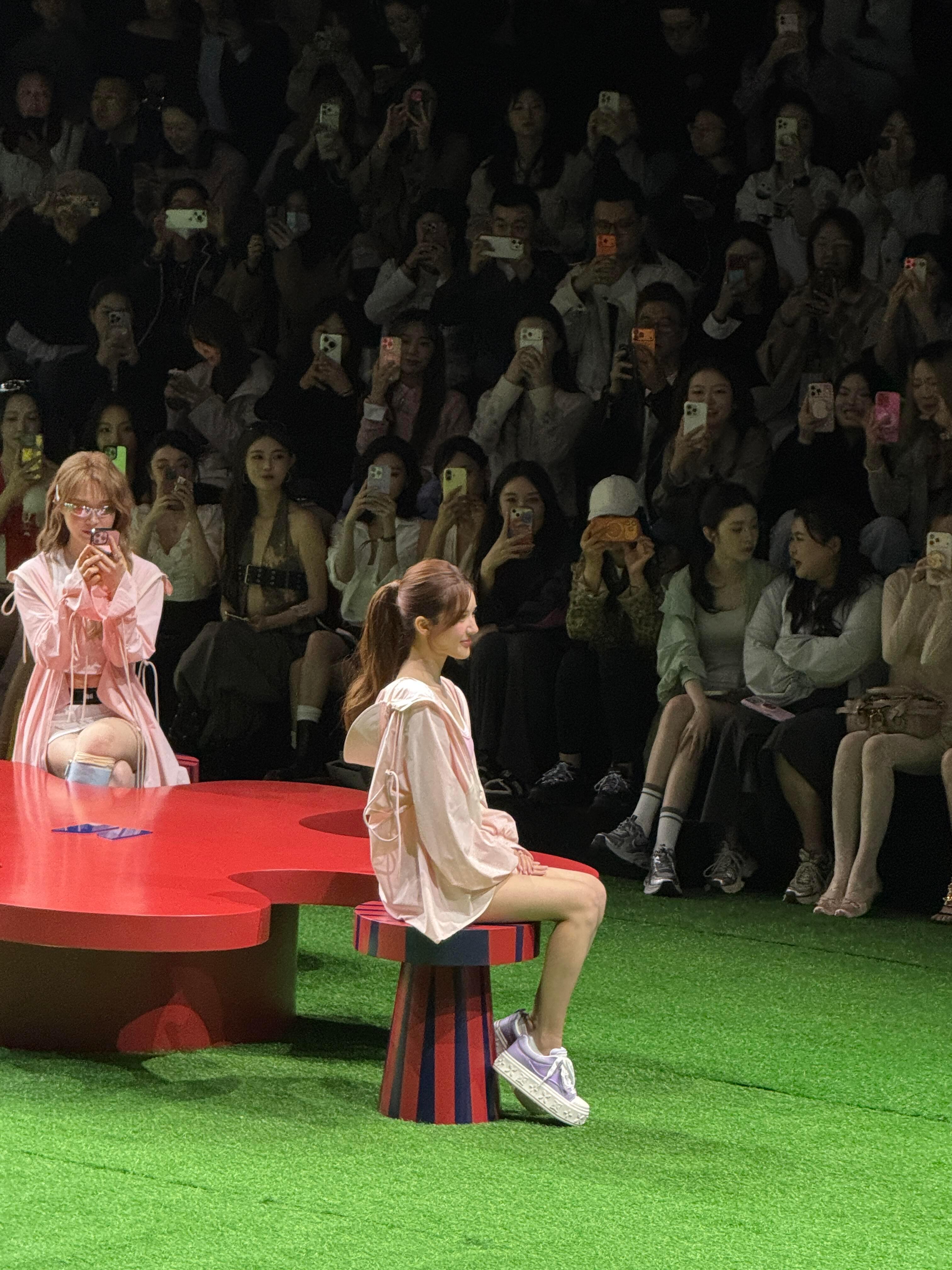 时装周上的赵露思 