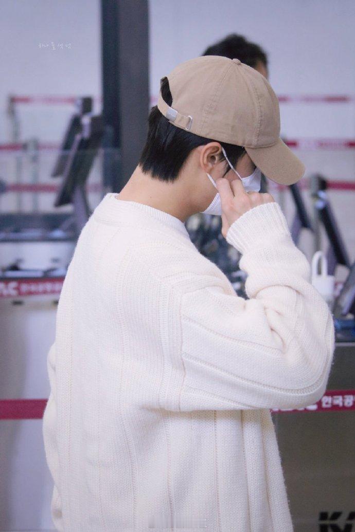 #文俊辉白色毛衣开衫look##文俊辉秋日look# 文俊辉身着白色毛衣开衫，展