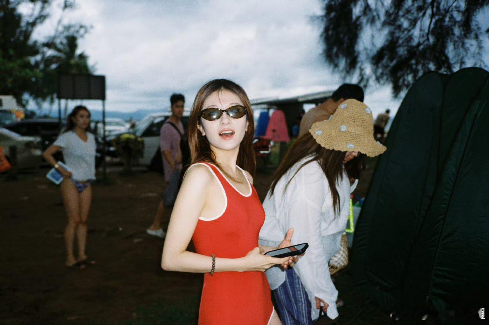 李兰迪泳装小太阳本人很难不爱吧 