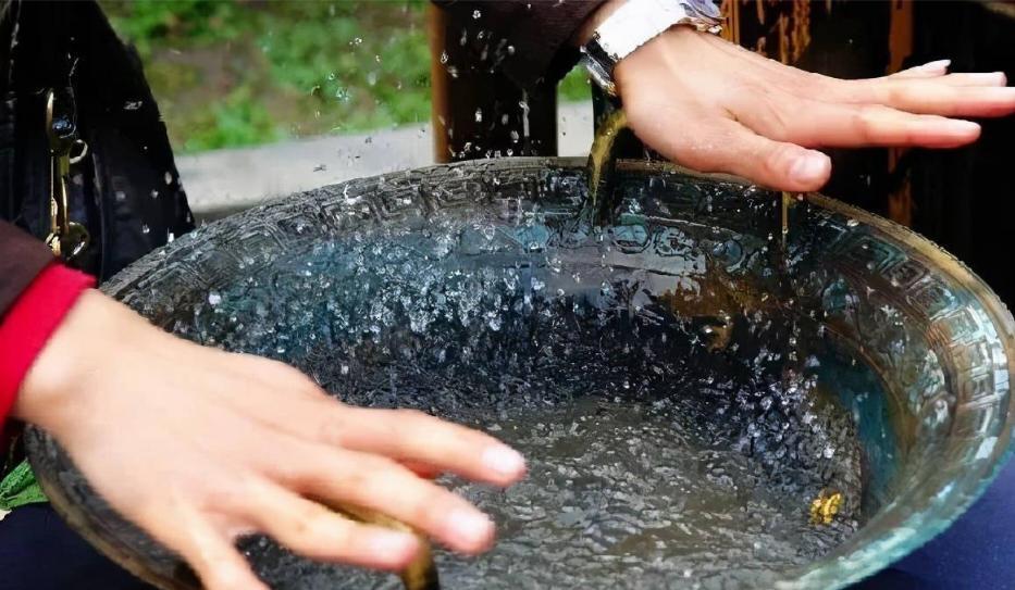 物理定律关于波的特性有一条波动谐振叠加。

见图，是铜盆摩擦起水花现象。根本看不