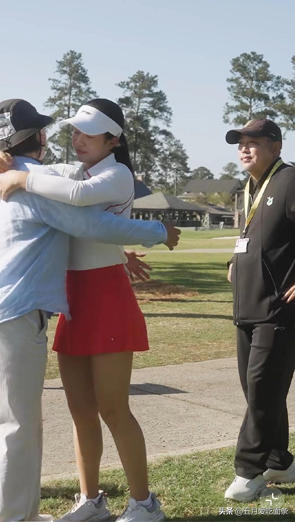 国乒男队一团乱麻，国梁陪着女儿在参加大师赛，又给大师赛深情寄语了一番[捂脸][捂