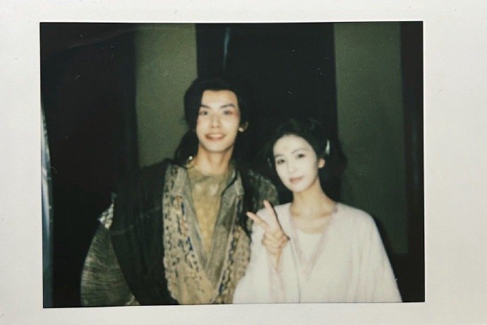 #赵弈钦晒与白鹿拍立得##临江仙# 杀青，赵弈钦晒与白鹿拍立得合照！好可爱的师徒