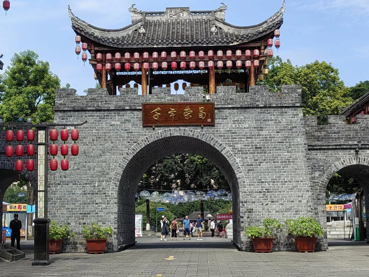 荣昌夏布小镇行吟

千年苎缕溯炎黄，
织就荣昌锦绣章。
缔紵淮南传夏布，
村氓淇