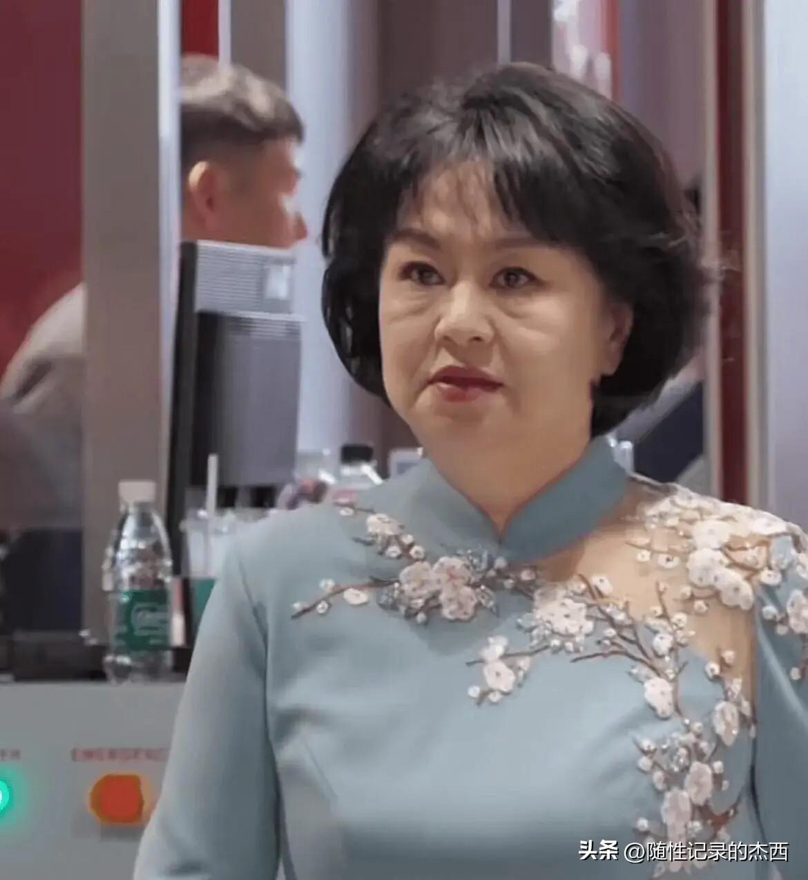 看来不管是女明星还是央视的顶级美女主持人，她们老了也和很多人一样，大妈感十足，一