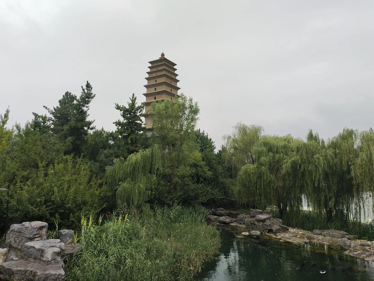 从别后，忆相逢，
几回魂梦与君同，
今宵剩把银缸照，
犹恐相逢是梦中！#分享美景