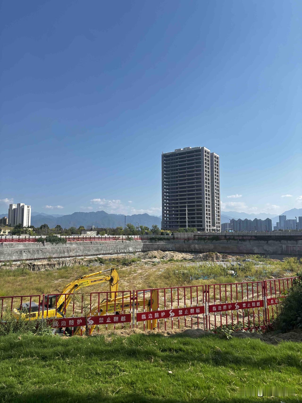 西安兴隆街道这里，正处于发展阶段之中，有盖好的楼正在装修，还有没盖好的，大家觉得
