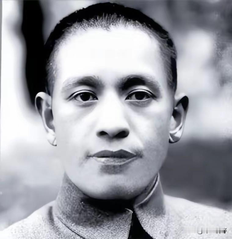 他是蒋的嫡系，因多次在战场临阵脱逃，被戏称为“飞将军”。苟延残喘却活了103岁，