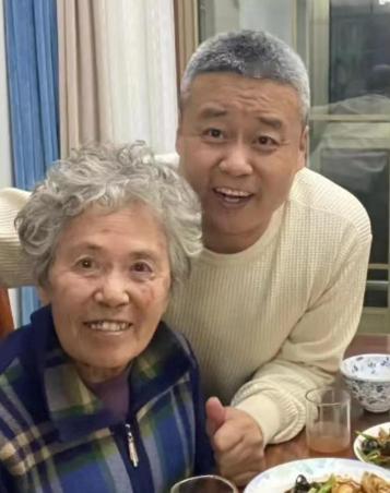 2015年，山东一名46岁的男子因投资失败，背负了4600万的债务，妻子带着孩子