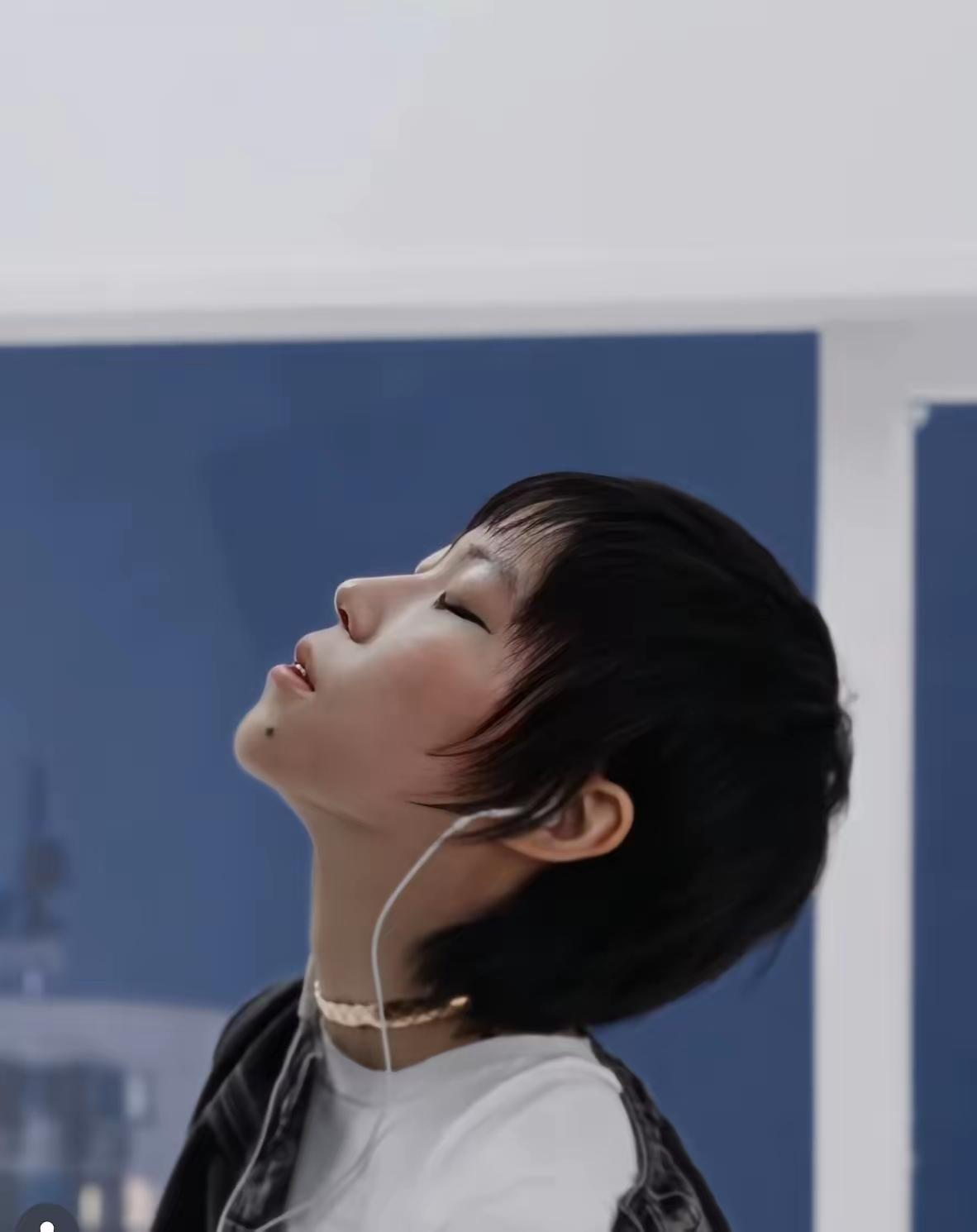 王菲的女儿窦靖童登上封面，颜值爆表，颜值神态像极了王菲。
照片中，暗调背景将所有