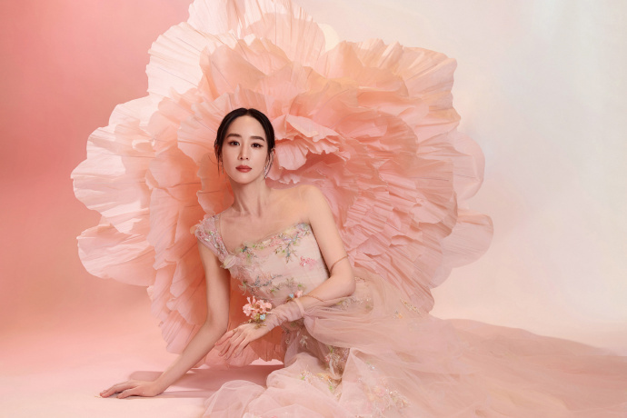 张钧甯春晚口红色号张钧甯春晚节目表演，把“气质女神”四个字演绎得从容而笃定。她的