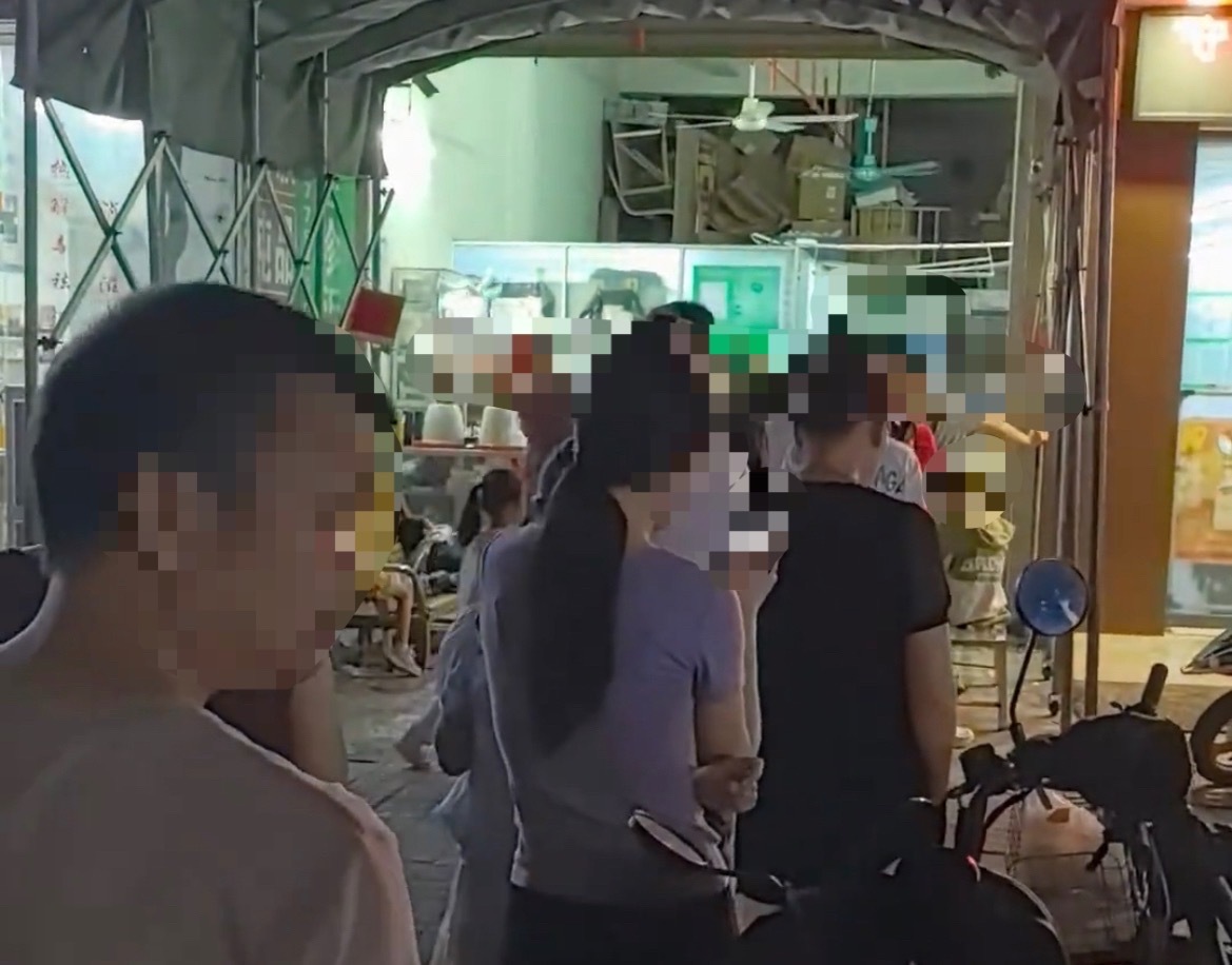 【玉林一门诊晚上看病的人还排长队】5月12日晚，网友分享：玉林的一网友喉咙不舒服