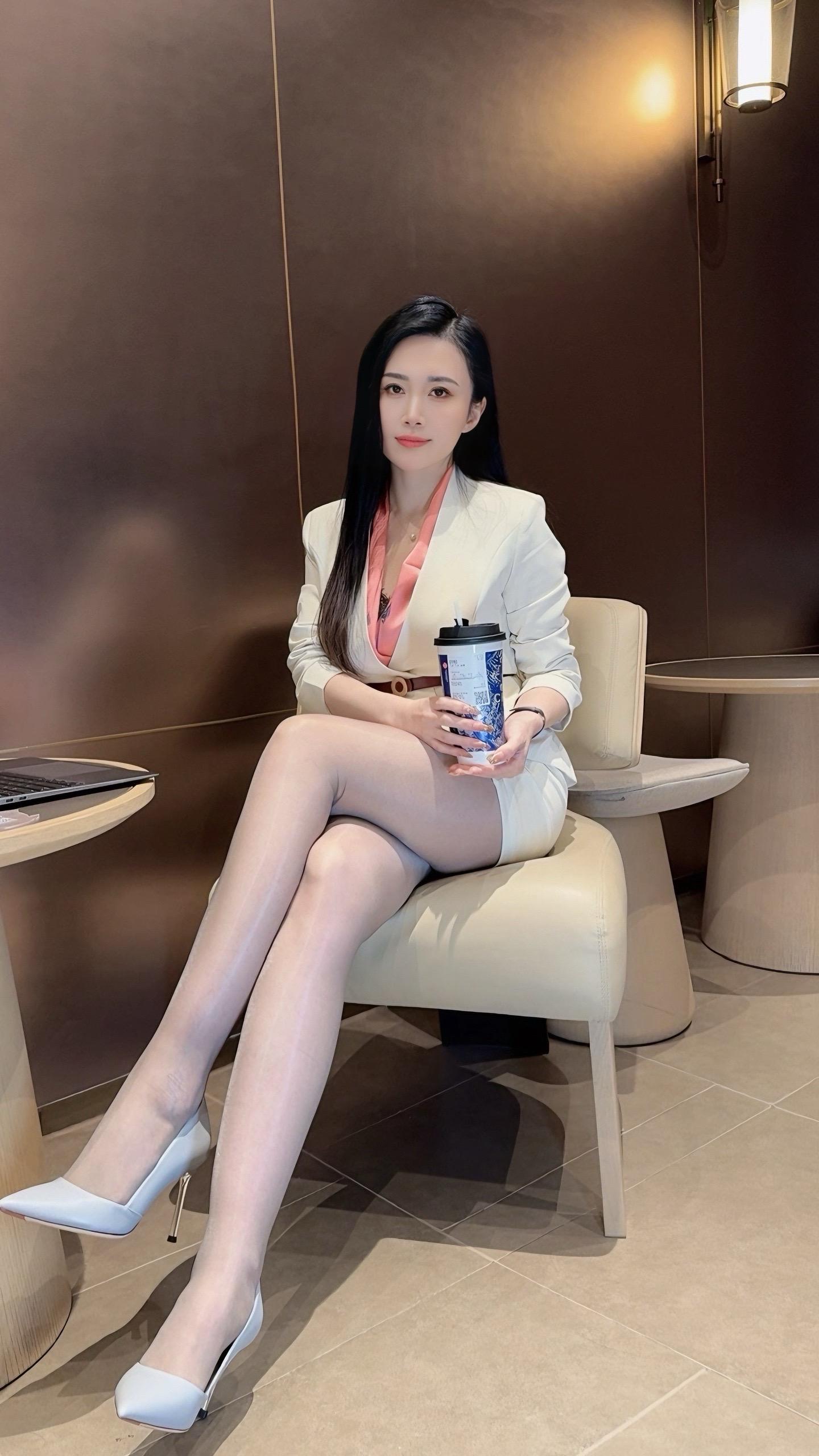 美出高级感 穿搭 女人味 高跟鞋 大长腿