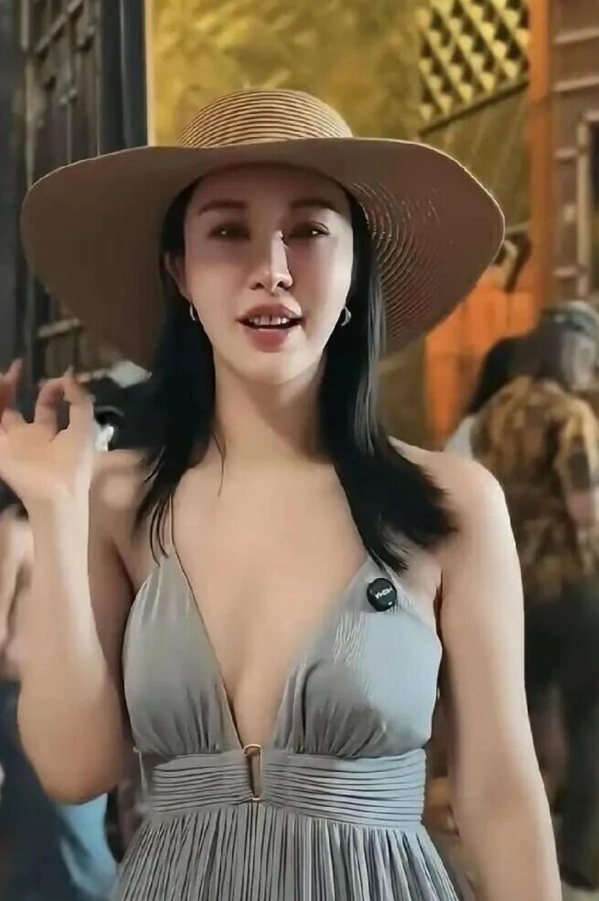 田朴珺穿深V还真有料，哇塞，这样老王会允许她出门去吗？不管怎么说，田朴珺是成功的