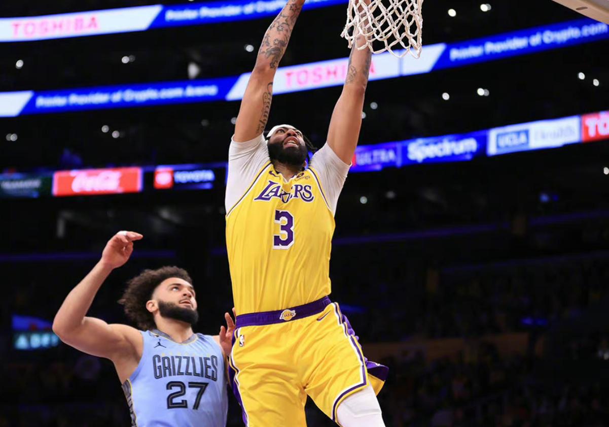 湖人进入西部前9，詹姆斯：浓眉就是一头野兽！
湖人队在主场以112-103险胜灰