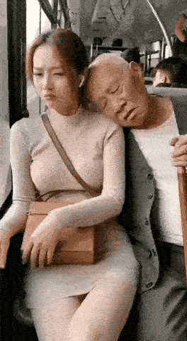 打油诗：《座车趣事》

老人颈锥似脱节，头难扶正成摆设；
美女说他太烦人，老头不