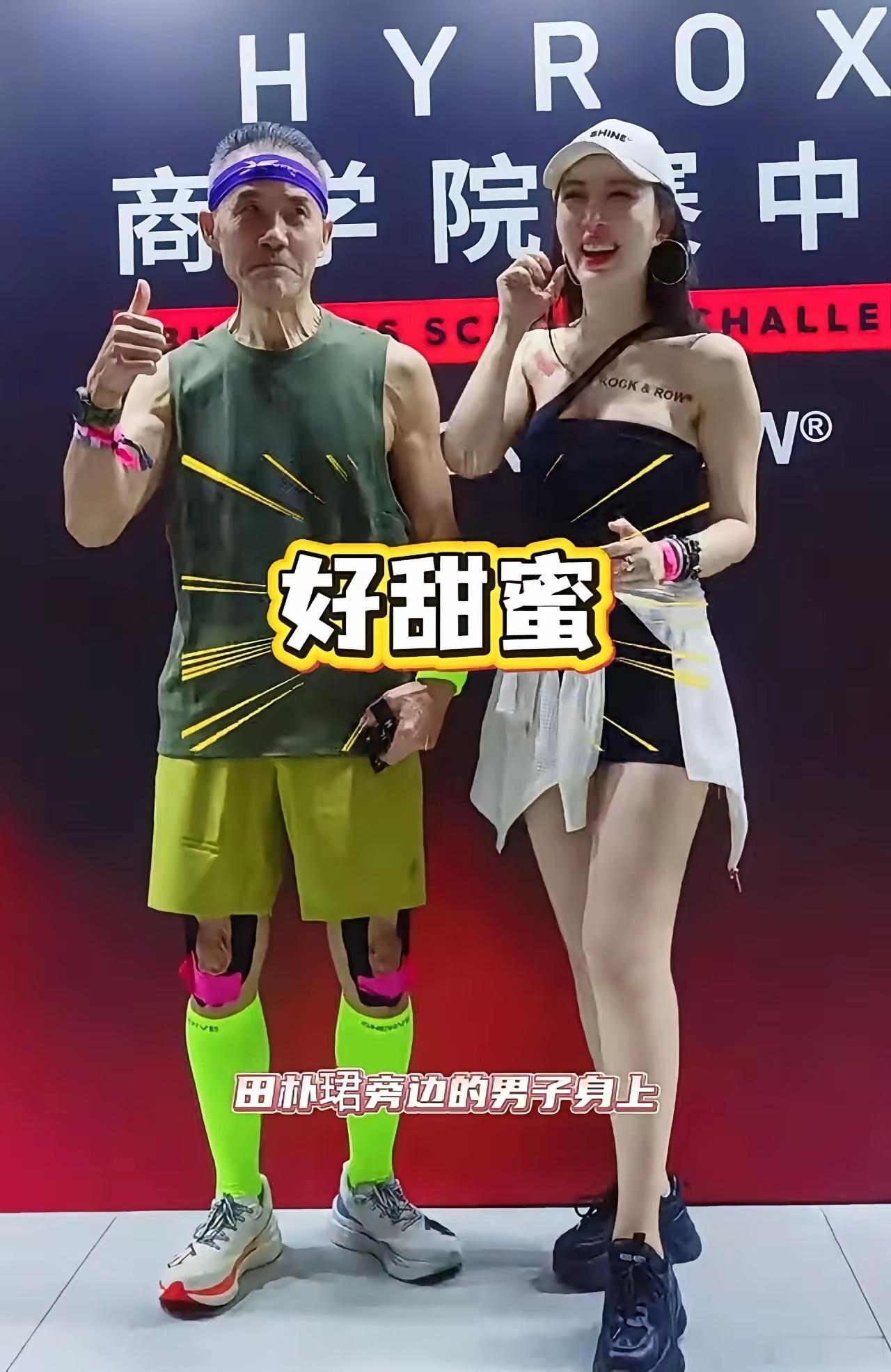 这两口子确实很拼，一个拼命证明自己没老，一个使劲证明自己不靠男人！ ​​​