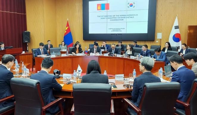 韩蒙矿产合作：算盘打得响，却逃不开中国这道坎，韩国最近频频向蒙古示好，加速推进关