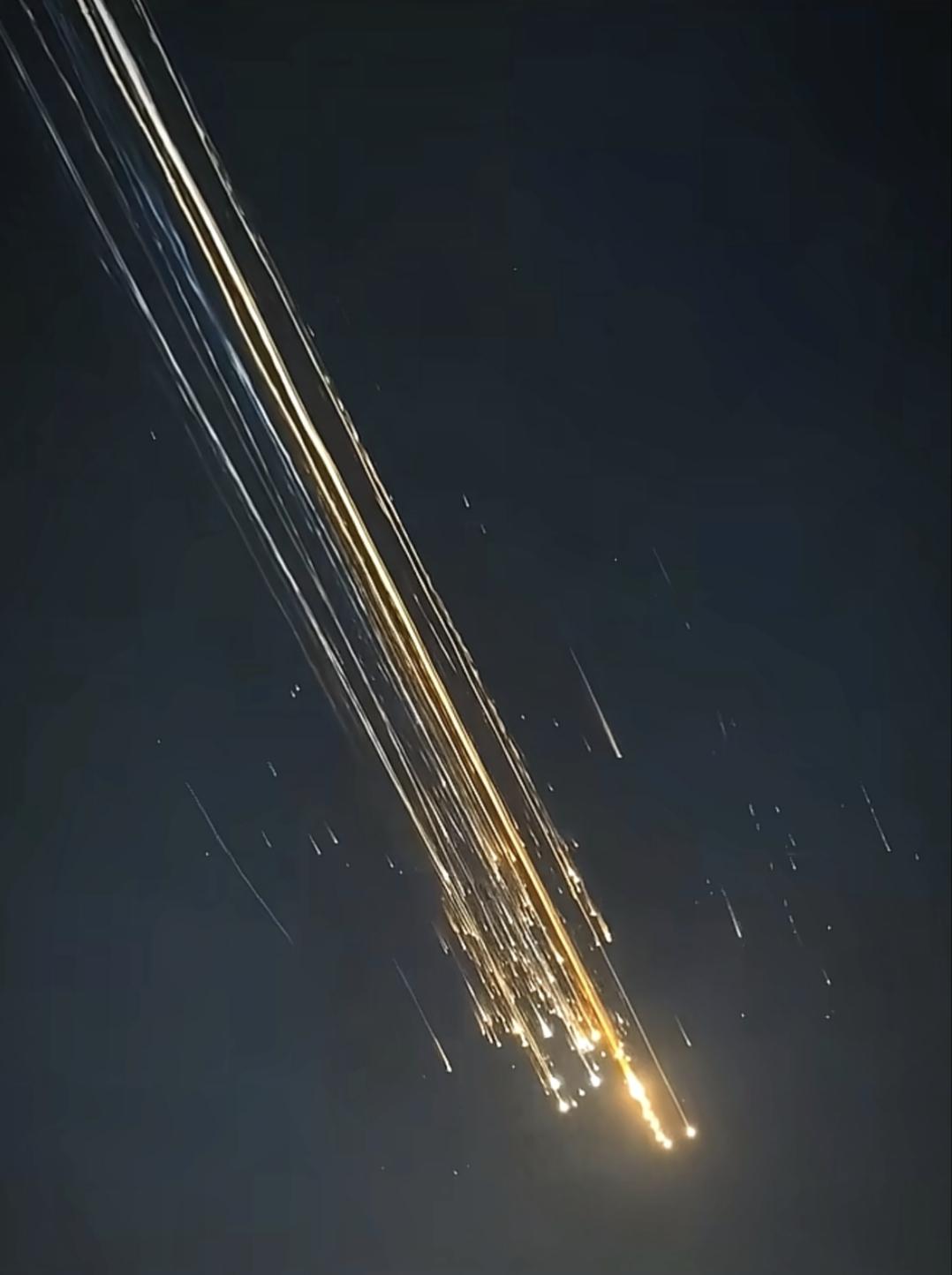 阿美：波斯猫，你现在断绝跟阿中阿俄的来往，我可以考虑放你。
波斯猫：我拒绝。
阿