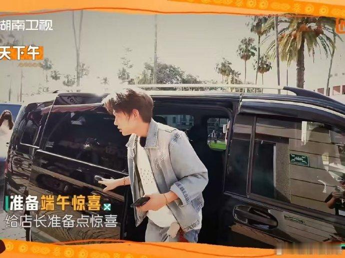 丁禹兮[超话]丁禹兮抛媚眼给瞎子看丁禹兮在中餐厅的操作太戳笑点了！偷偷摸摸备惊喜