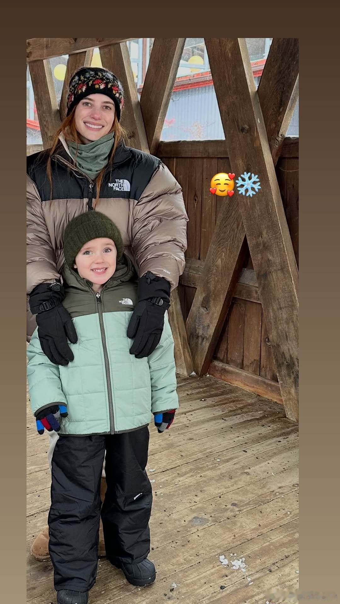 Emma Roberts艾玛罗伯茨和儿子Rhodes一起滑雪度假的新合影，还是可