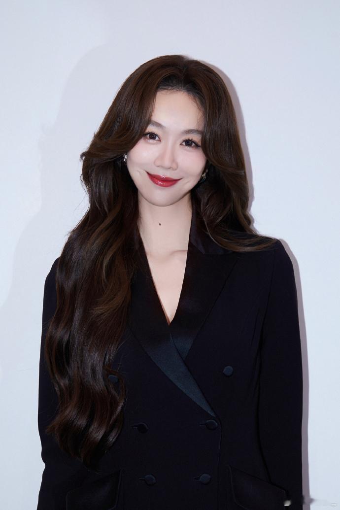 姜妍白玉兰特邀嘉宾 这次姜妍美出了新高度呀！现场更妙~白玉兰上更闪耀！期待她的主