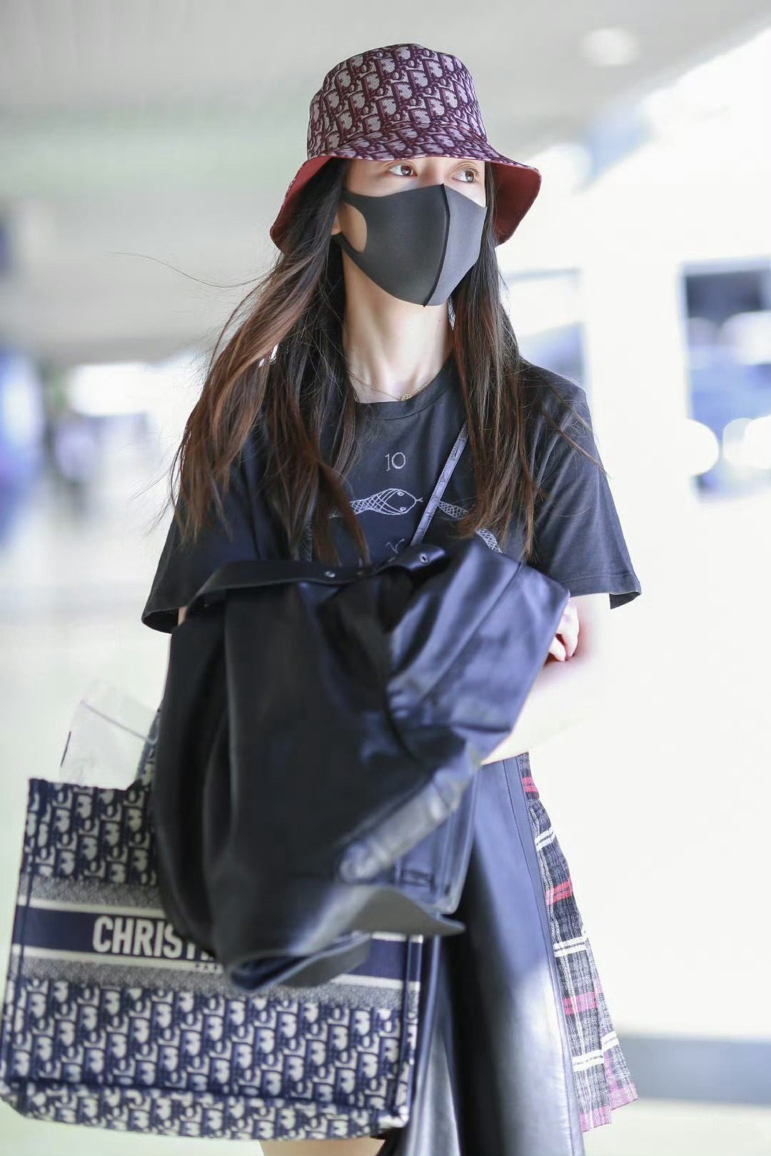 angelababy angelababy “不同蔷薇，你可是明艳从不凋零的玫瑰
