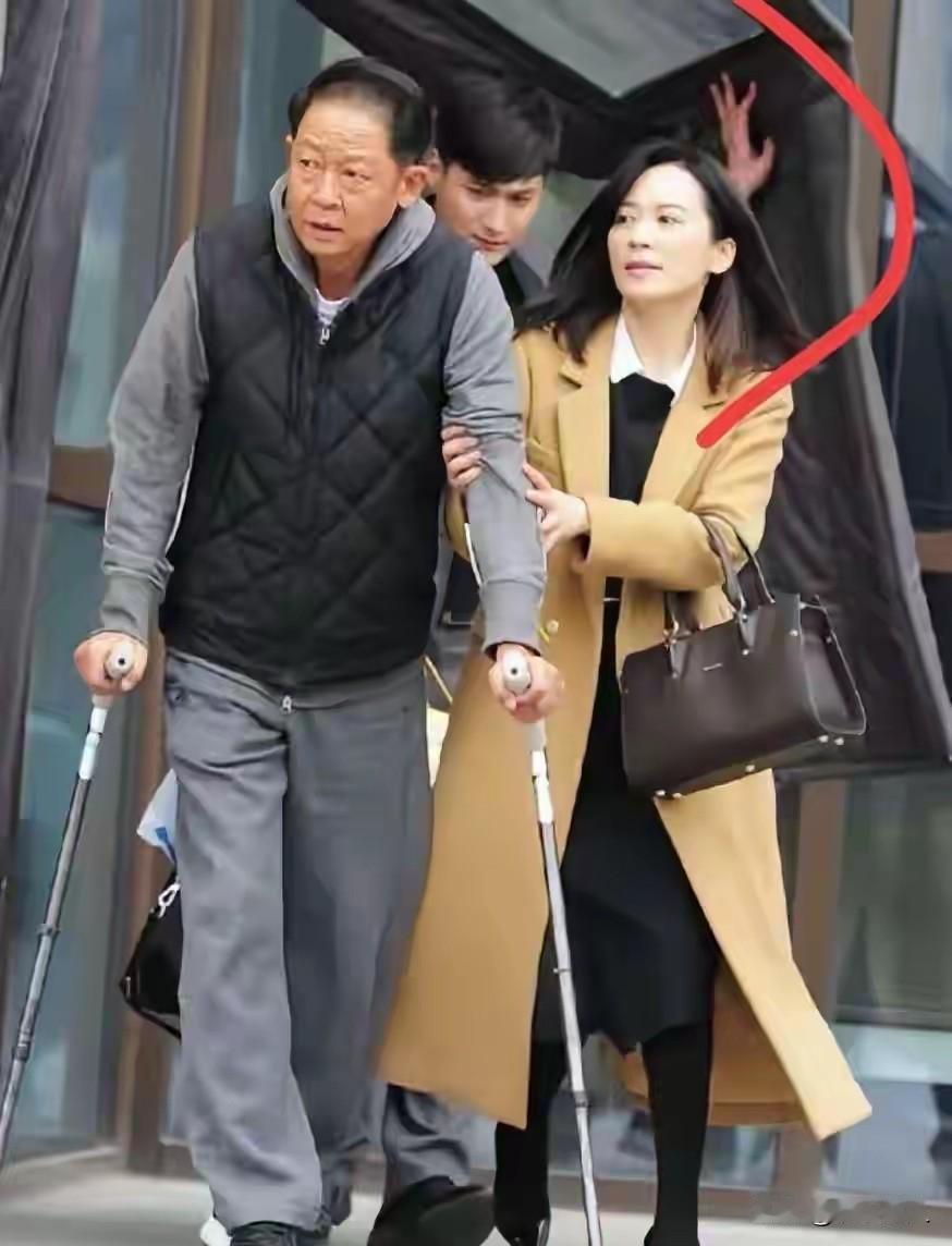 王志文这是咋了？手持双棍表情严肃，旁边的女人是谁？白到发光太美了


先上图。