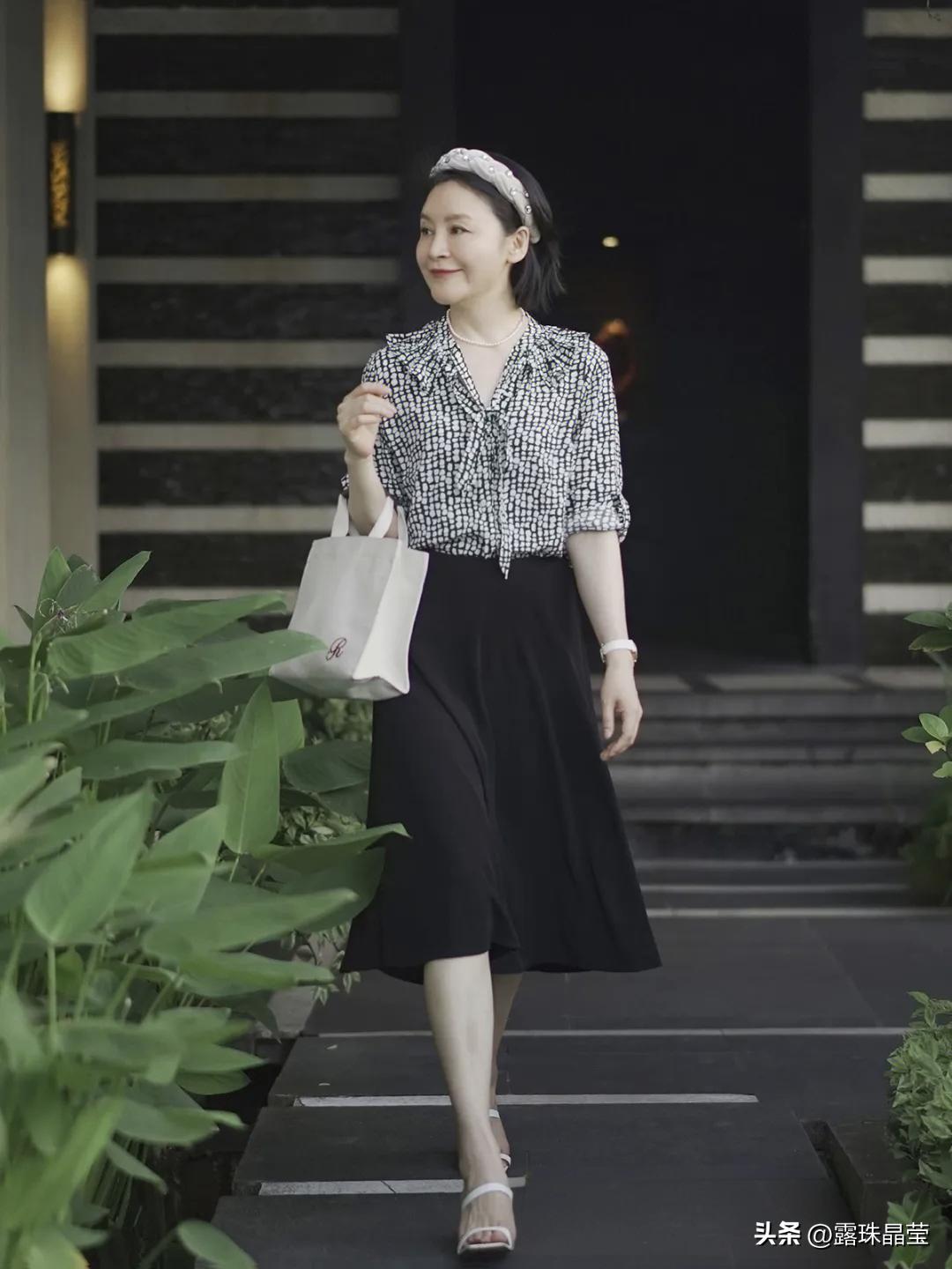 昨天逛商场偶遇一位六十来岁的姐姐，本身气质温婉大方，可身上一件宽松印花衫，硬生生
