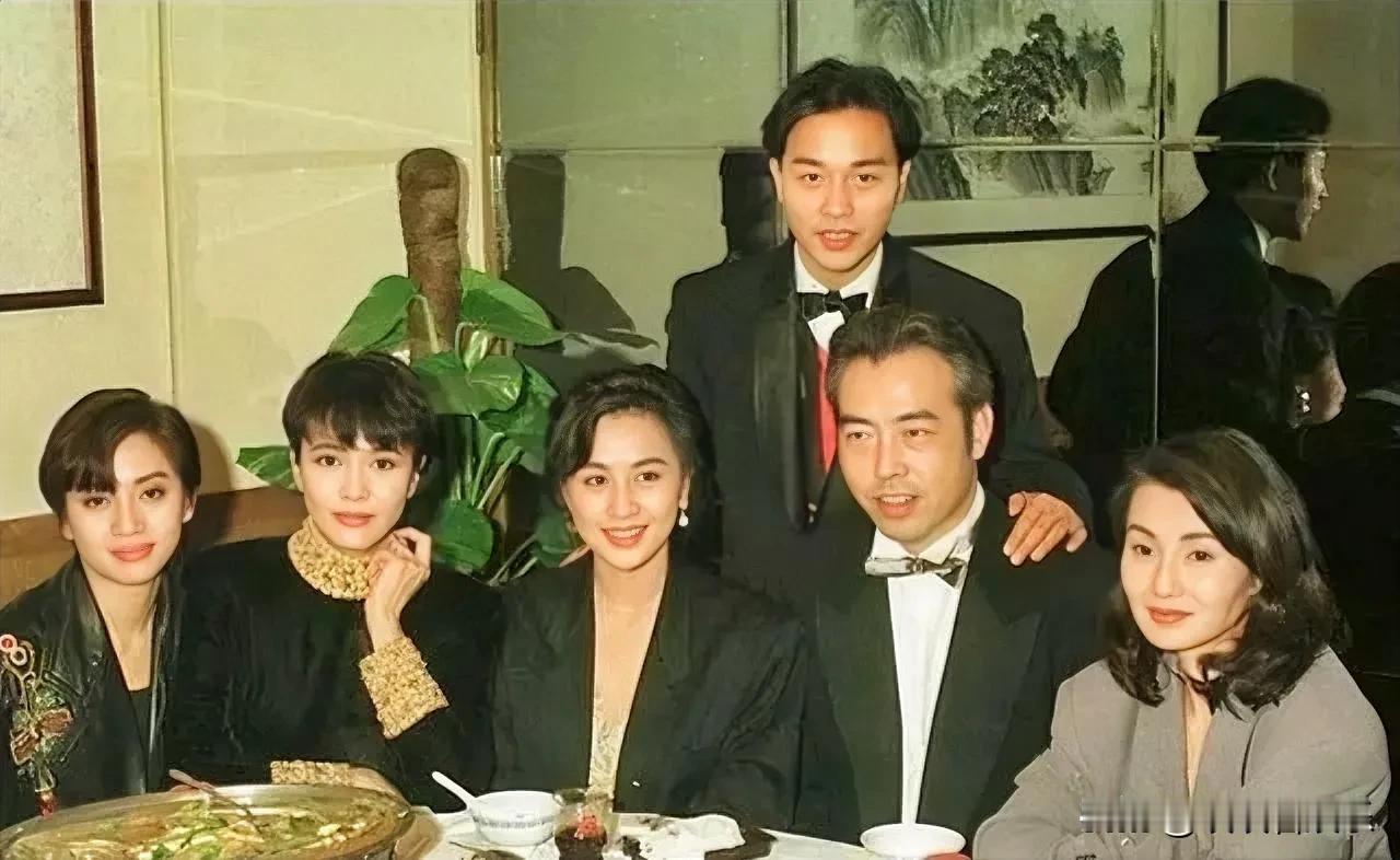 中间的美女穿着黑色服饰是刘嘉玲吗？大气漂亮，散发迷人的魅力，显成熟女性的迷人风姿