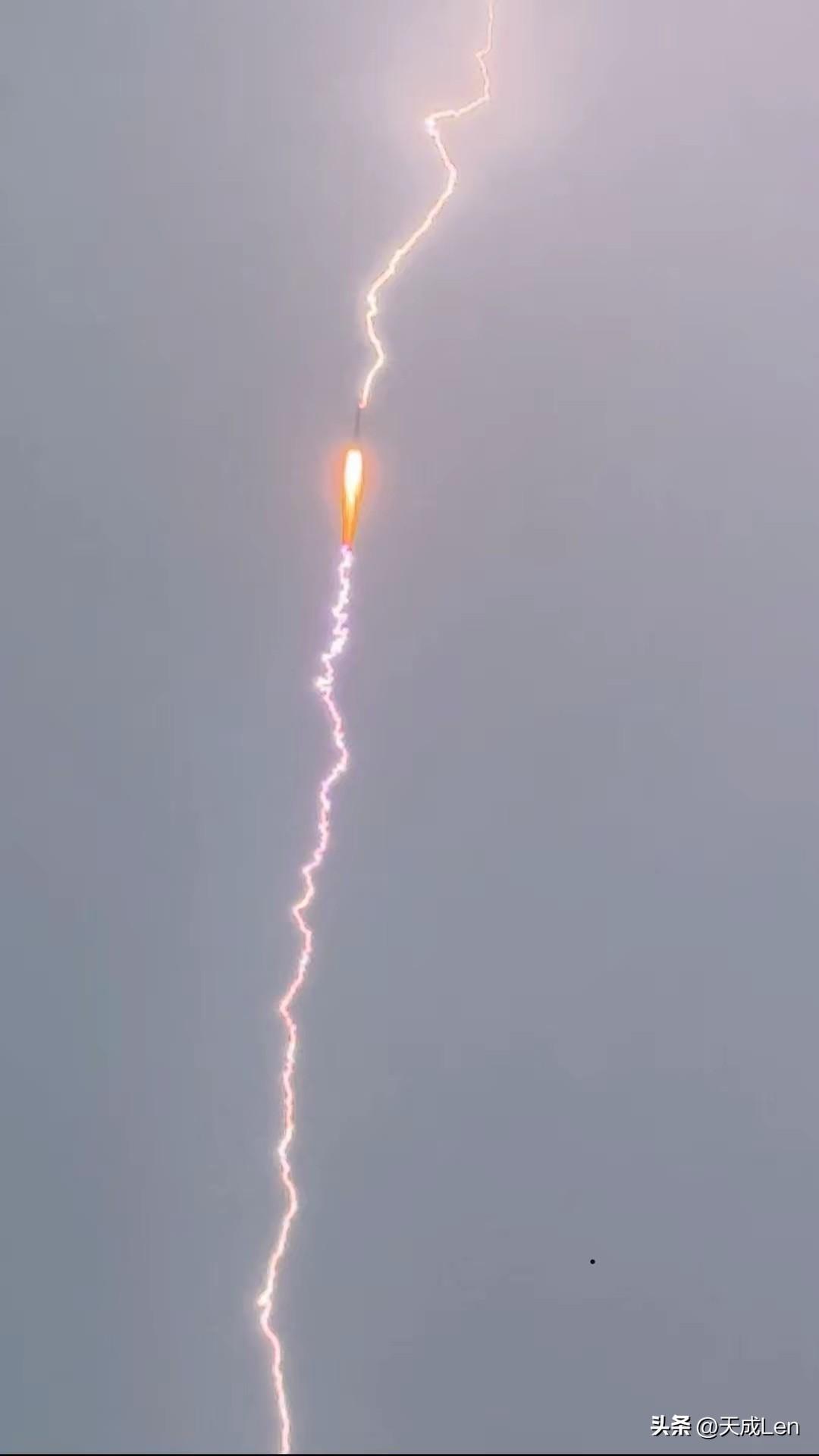极其罕见，天降祥瑞。

7月23日长征三号乙火箭在升空时被闪电击中，火箭继续向上