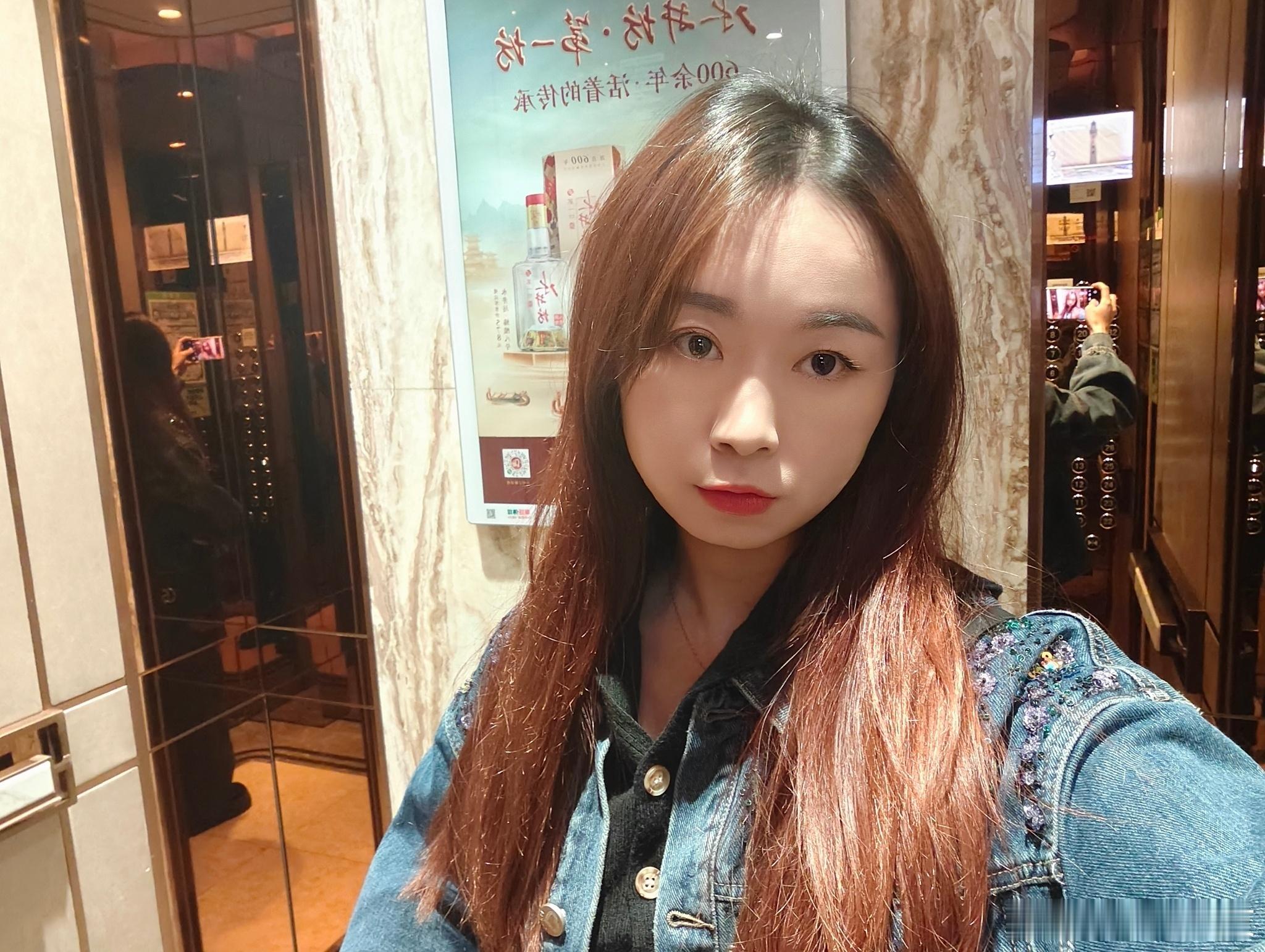 出门参加闪极AI 眼镜发布会去～好久没坐地铁了，这是上下班高峰期的地铁？这么空？