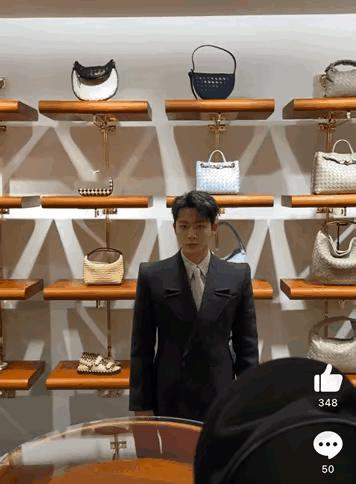 张晚意的时尚活动线下营业图，被网友吐槽土毫无时尚感，不过他应该走的是演技派吧[思