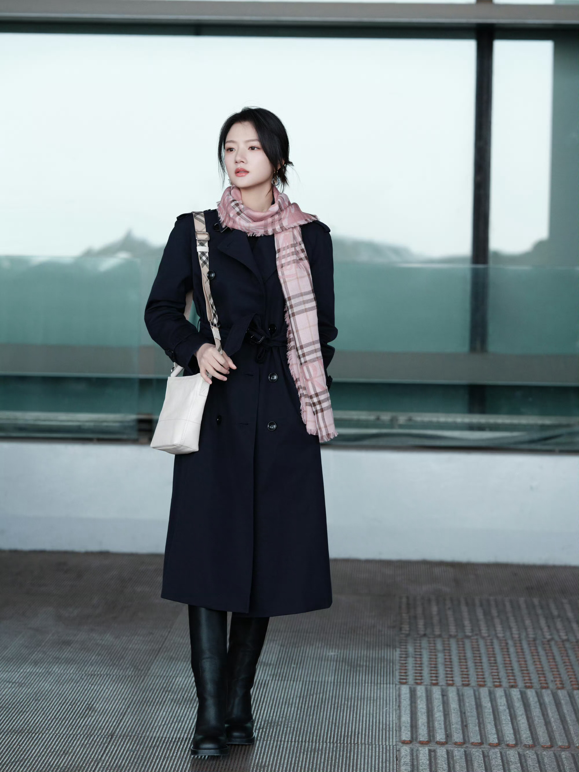 任敏｜ 伦敦时装周任敏机场出发造型，大衣搭配粉色格纹围巾。状态满分！满满元气！期