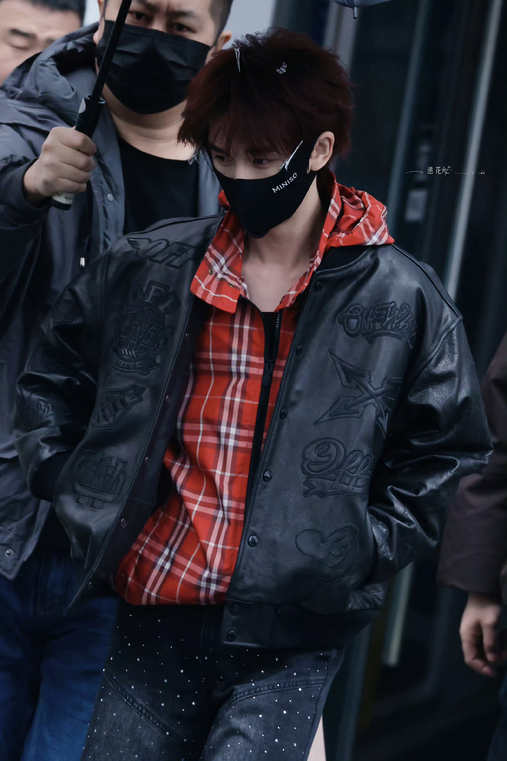 丁程鑫顶着满头夹子上班丁程鑫上班路透🈶，头上还有没来得及拆卸的造型夹子，小丁好