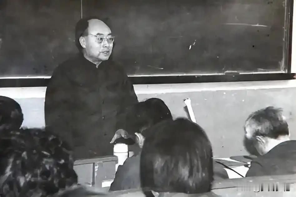 氢弹理论突破前夜，于敏在上海嘉定机房向邓稼先发出暗语：我们打到了一只松鼠，它的身