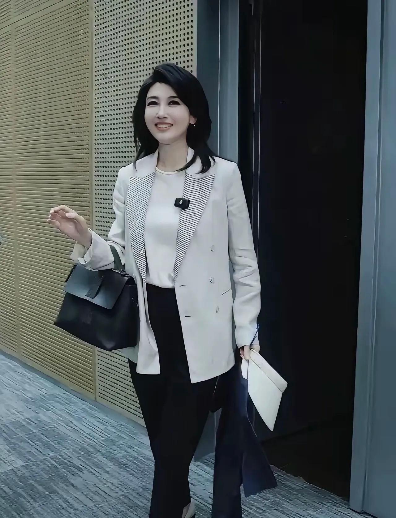 央视主持人李红真的担得起精致时尚洋气。她在《海峡两岸》深耕二十余年，是央视四频道